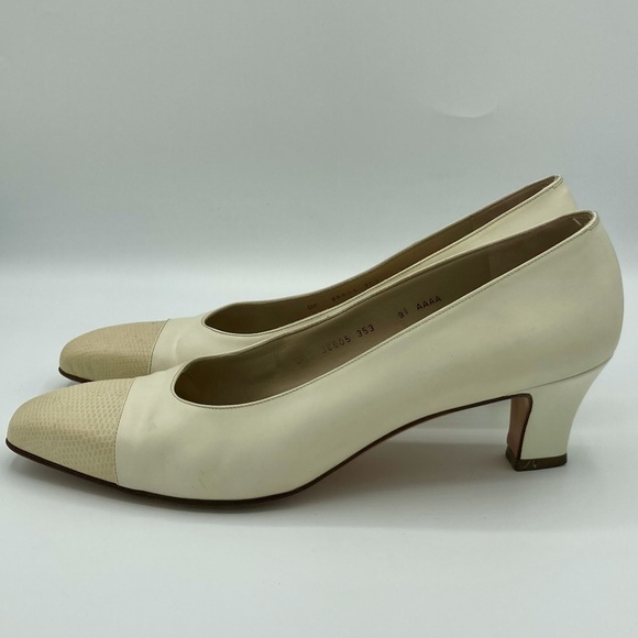 Vintage Salvatore Ferragamo Leather Pumps - Picture 4 of 11